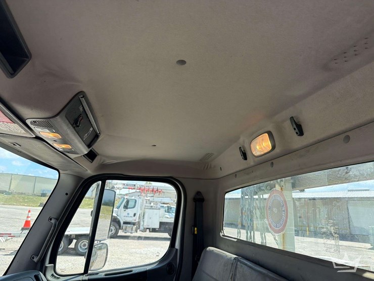 2016-freightliner-m2-106-image-49