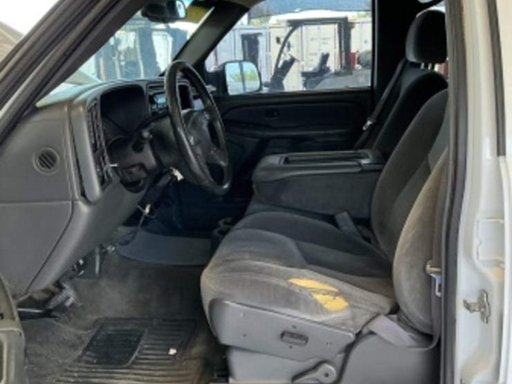 2005-gmc-sierra-2500hd-image-22