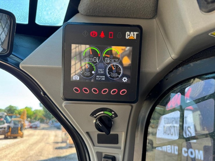 2020-caterpillar-249d3-image-25