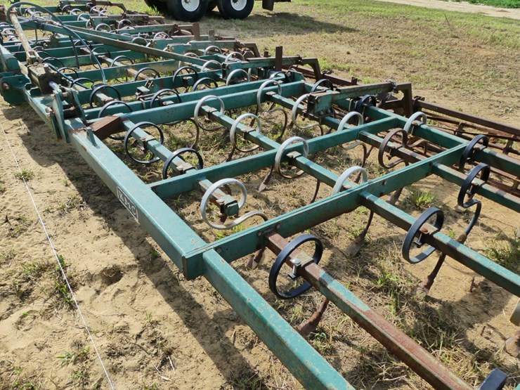 kmc-3pt-26'-hydraulic-fold-field-cultivator-image-6