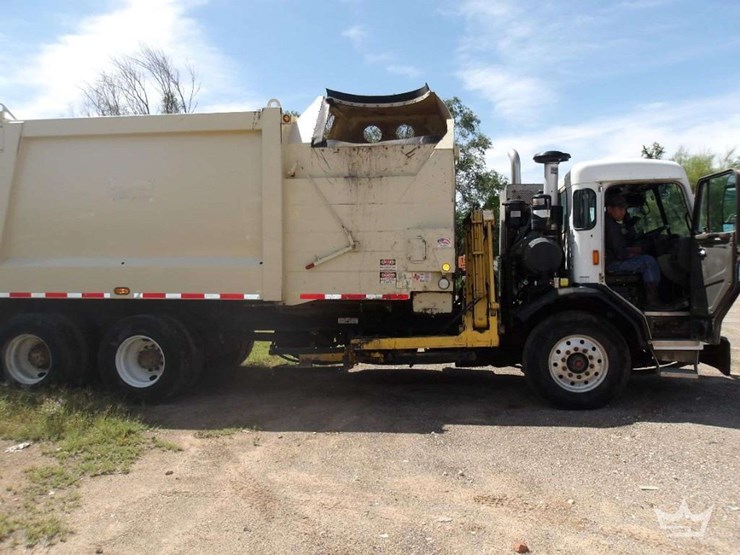 2016-peterbilt-320-image-4