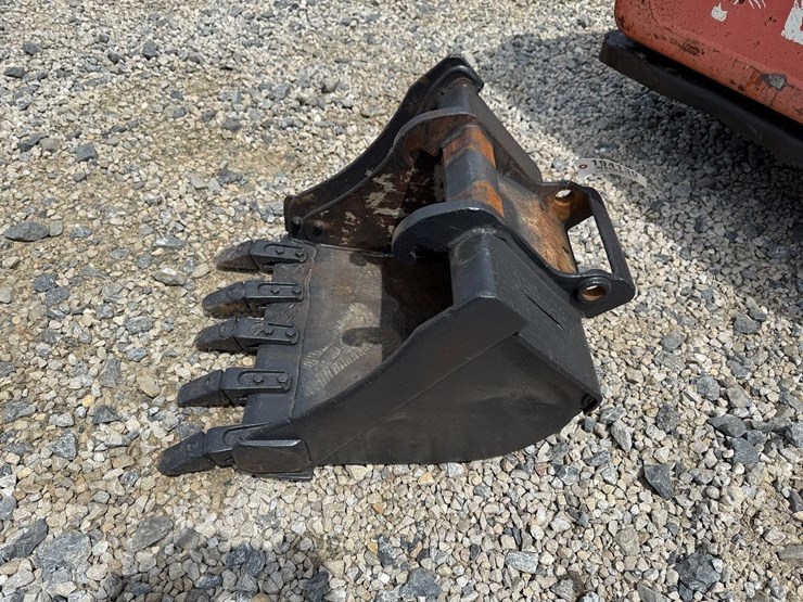 bobcat-24”-excavator-bucket-image-2