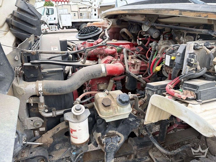 2016-freightliner-m2-106-image-10