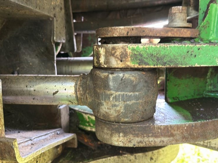 2015-deere-648l-image-36