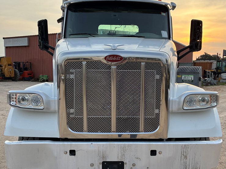 2020-peterbilt-567-image-2