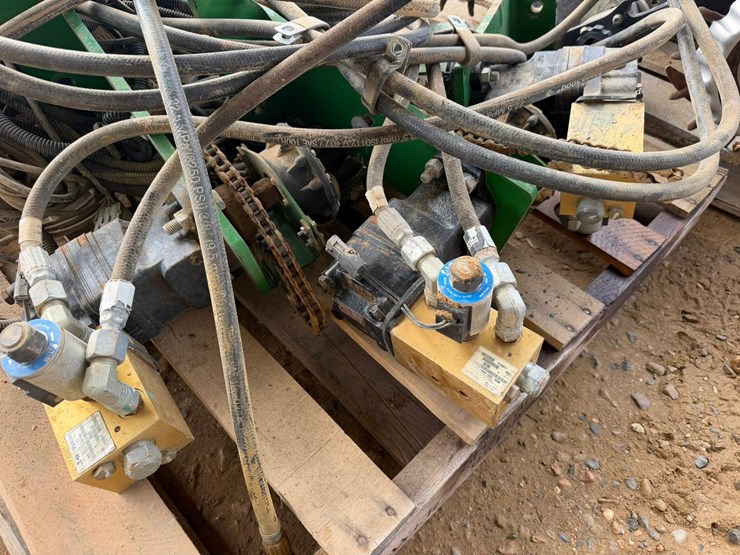 #2666-•-lot-of-(12)-john-deere-max-emergexp-planter-units-inv#2666-image-6