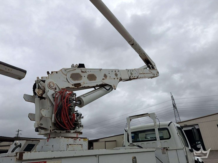 2016-freightliner-m2-106-image-21