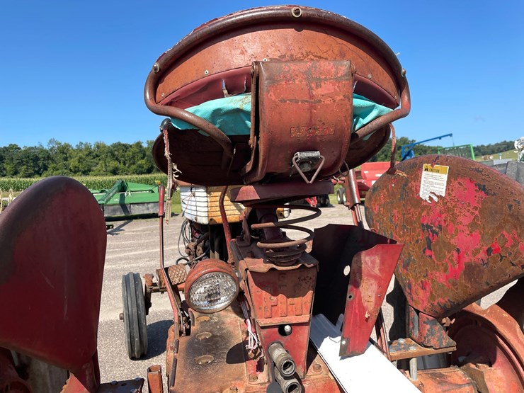 #2102-•-farmall-560-tractor-image-8