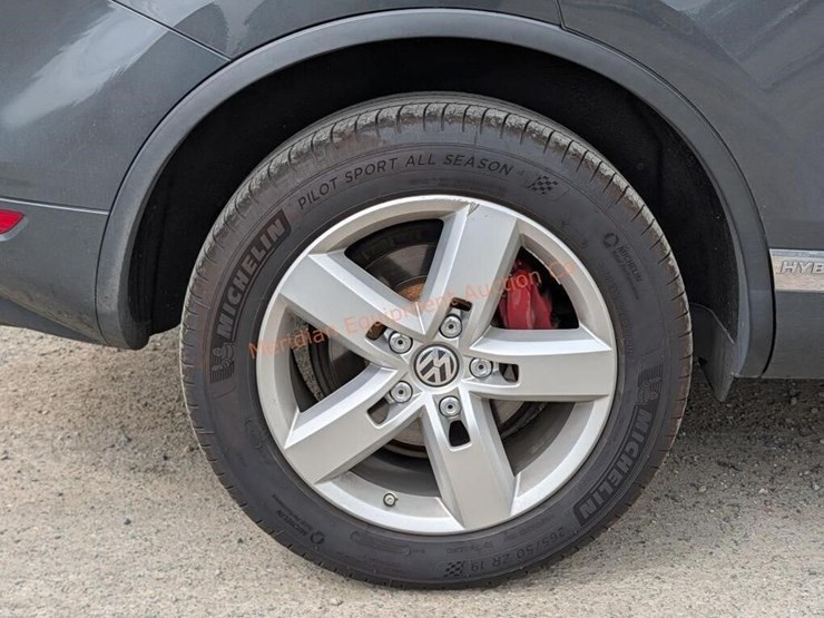 2013-volkswagen-touareg-image-35