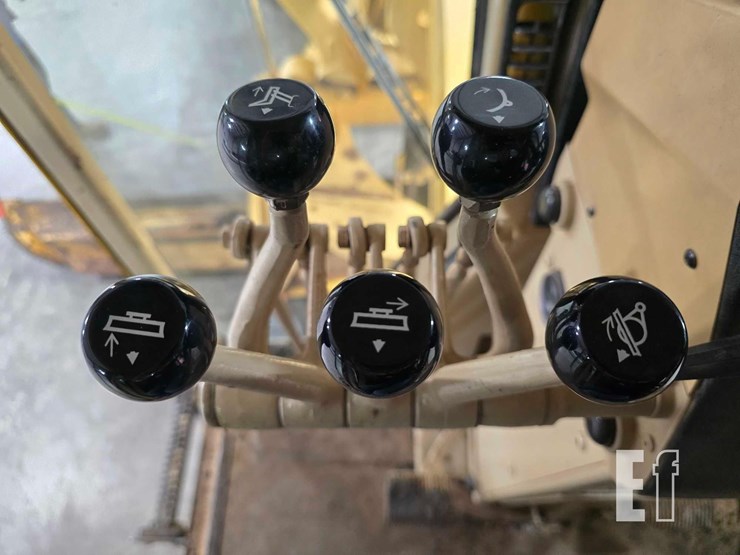 2000-caterpillar-120h-image-18