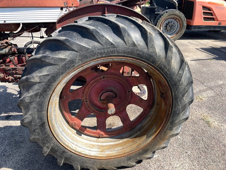 #2102-•-farmall-560-tractor-image-9