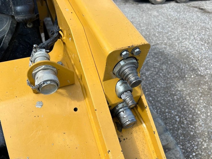 2022-caterpillar-279d3-image-12