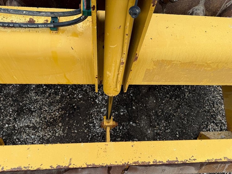 2011-caterpillar-cp56-image-10
