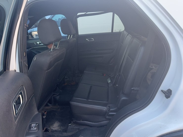 2017-ford-explorer-image-24