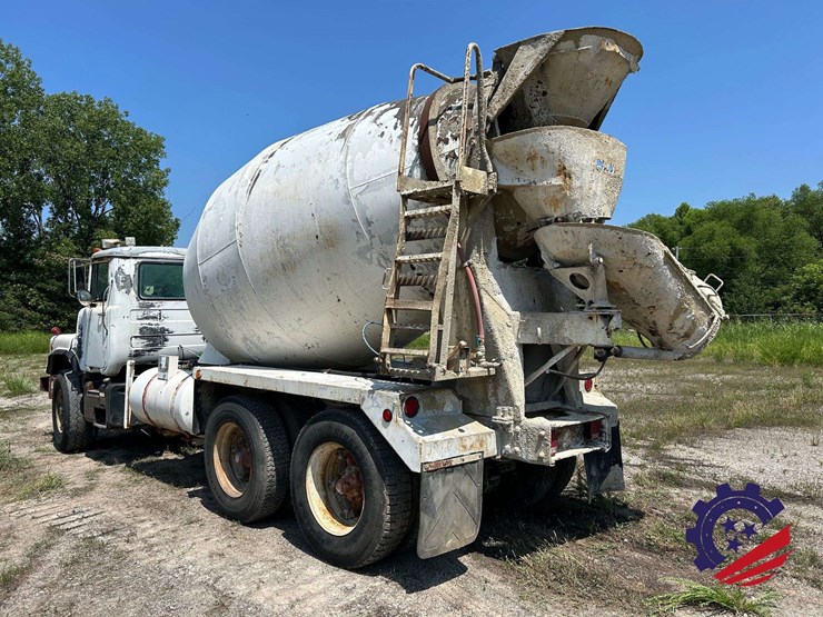 1992-mack-dm600gk-rear-discharge-concrete-mixer-truck-image-32
