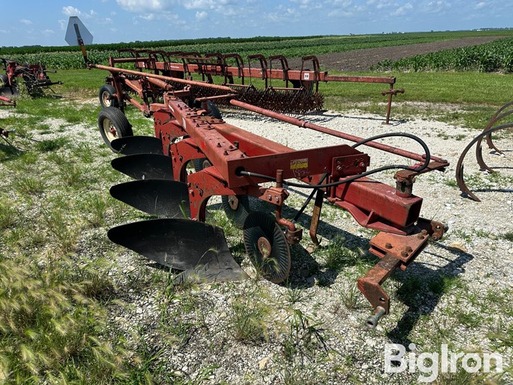 international-710-image-3