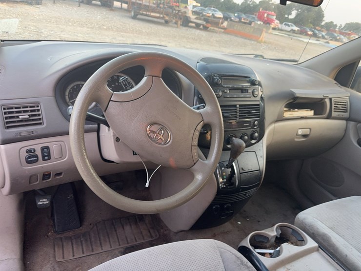 2004-toyota-sienna-image-38