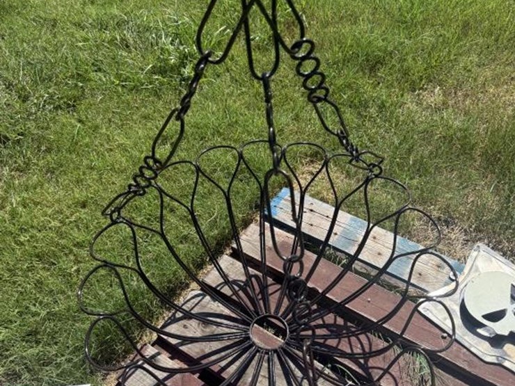 #115-•-metal-art---hanging-flower-pot-image-1
