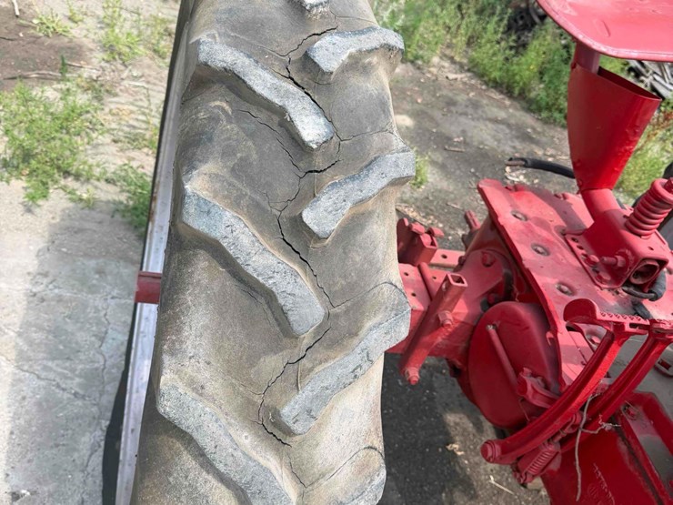 mccormick-farmall-h-tractor-image-11