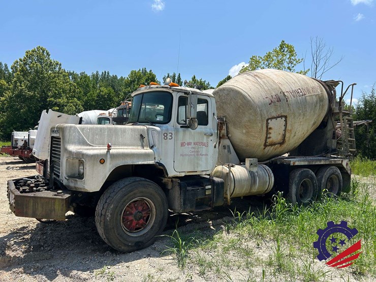 1997-mack-dm690s-image-1