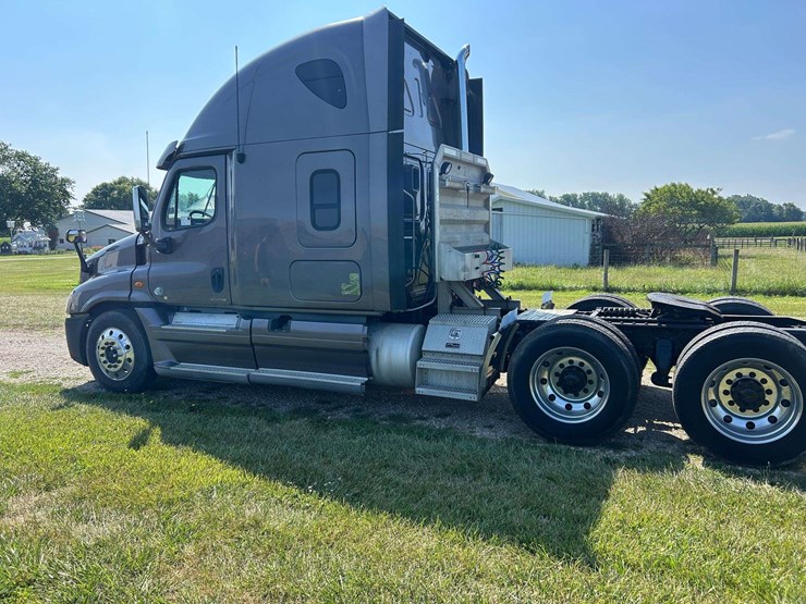 2012-freightliner-cascadia-semi-tractor-image-3