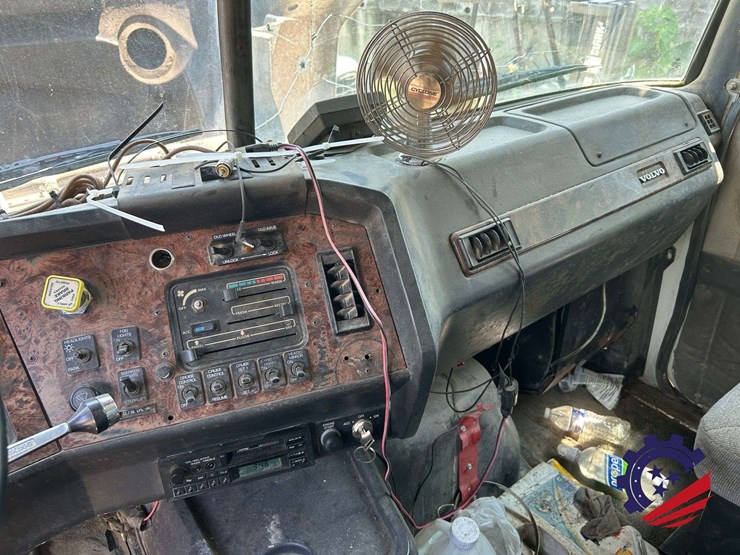 1999-volvo-truck-vnm84-tri-axle-dump-truck-image-56