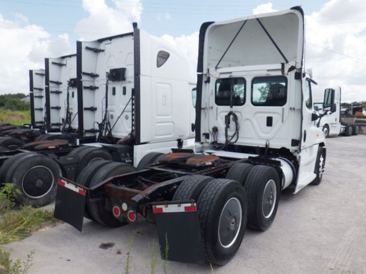 2016-freightliner-cascadia-125-evolution-image-7
