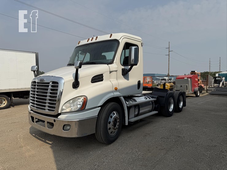 2013-freightliner-cascadia-113-image-1