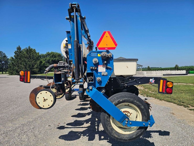 2001-kinze-16-row-planter-image-7