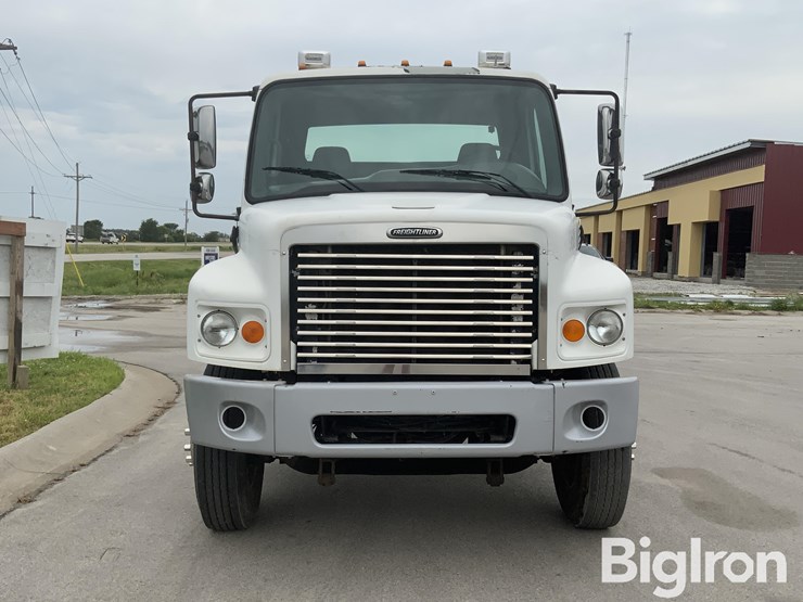2009-freightliner-m2-106-image-2