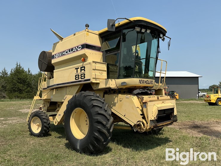 1997-new-holland-tr88-image-3