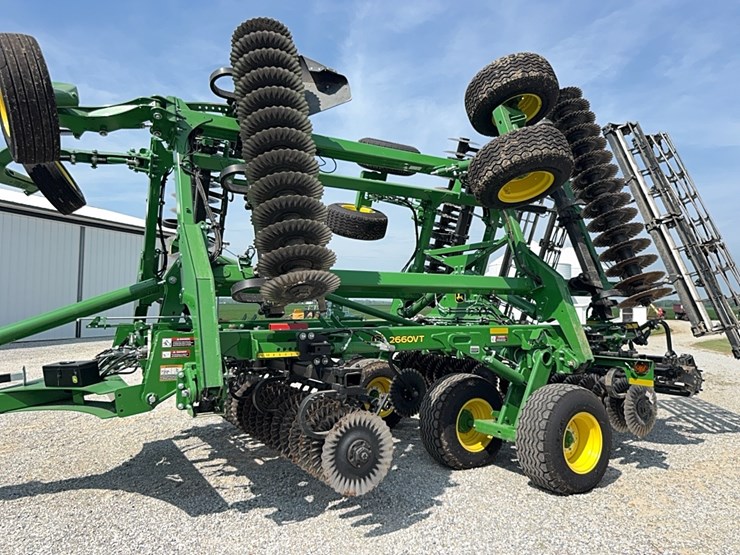 2021-john-deere-2660vt-image-2