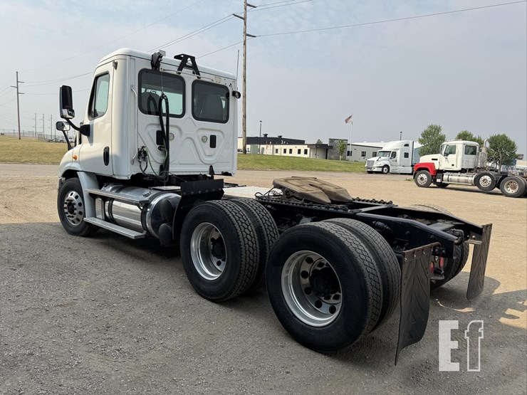 2013-freightliner-cascadia-113-image-4