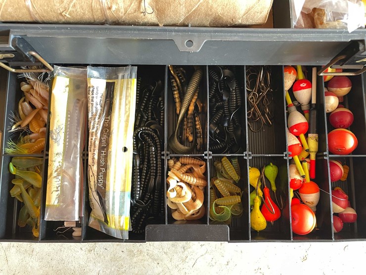 #3683-•-plano-phantom-protackle-box-with-contents-image-5