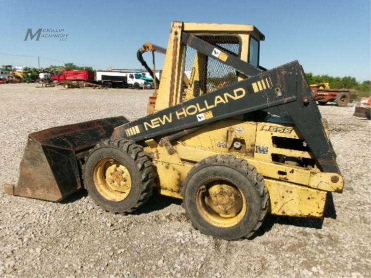new-holland-l555-image-10