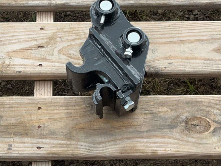 mini-excavator-quick-change-attachment-image-1
