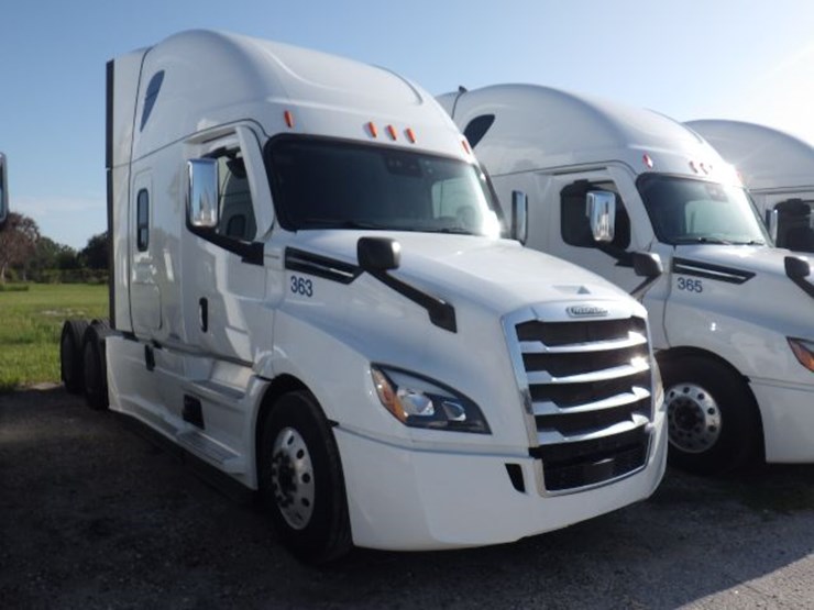 2020-freightliner-cascadia-126-image-3