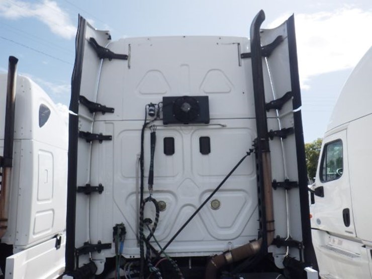 2017-freightliner-cascadia-125-evolution-image-13