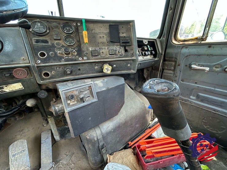 1997-mack-dm690s-image-57
