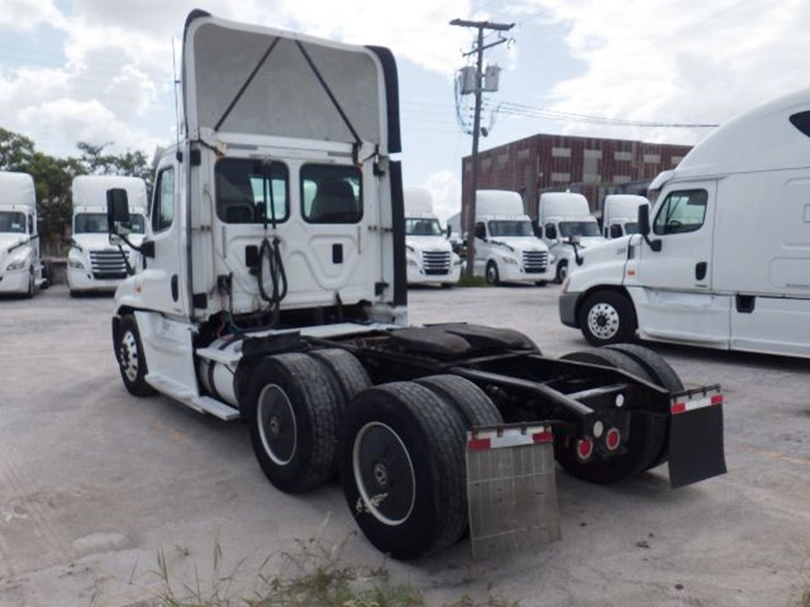 2016-freightliner-cascadia-125-evolution-image-11