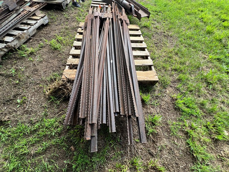 #9943-•-pallet-of-t-posts-image-2