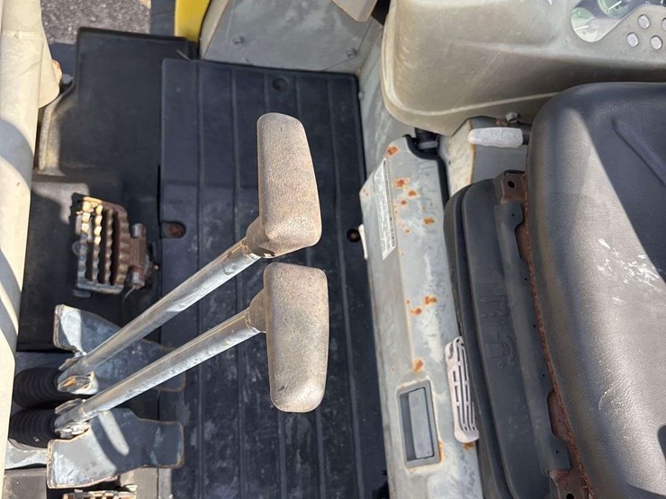 2012-yanmar-vio27-image-15