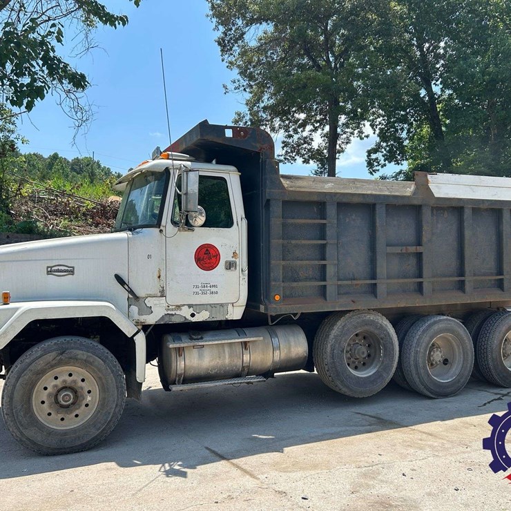 1999 VOLVO TRUCK VNM84 Tri-Axle Dump Truck