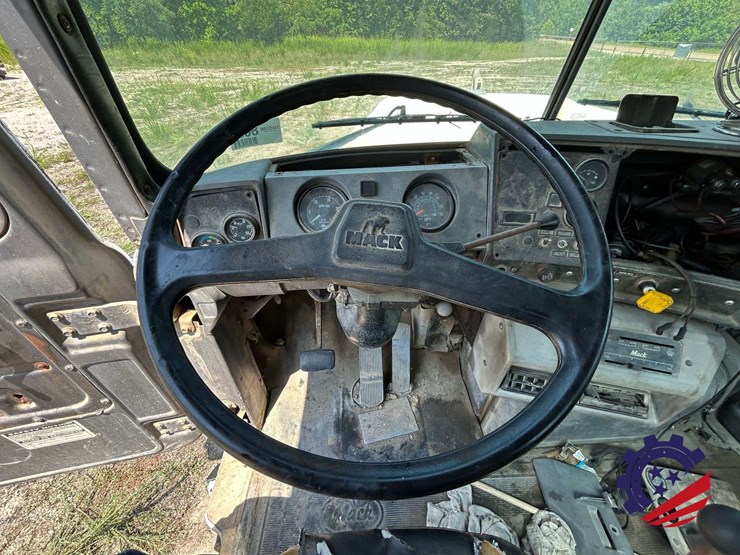 1992-mack-dm600gk-rear-discharge-concrete-mixer-truck-image-97