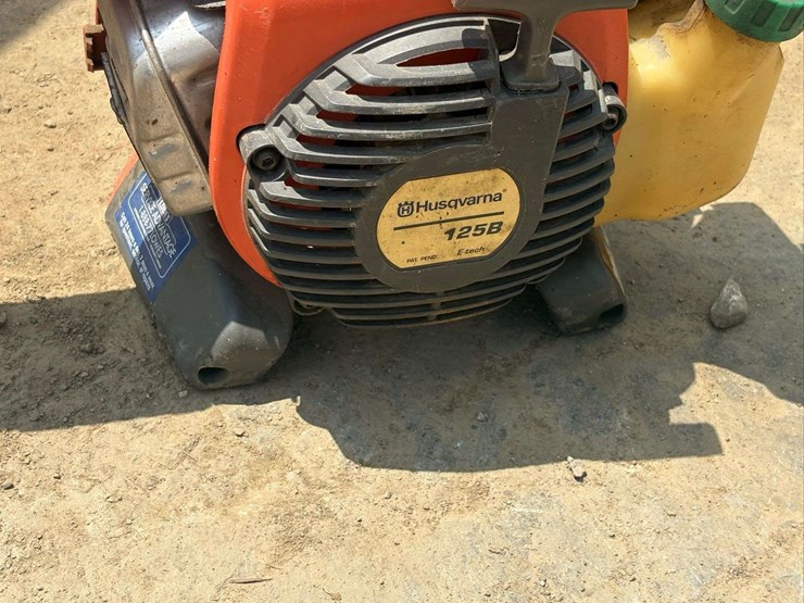 husqvarna-gas-powered-leaf-blower-image-2