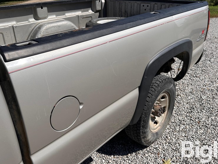 2004-gmc-sierra-2500-image-18