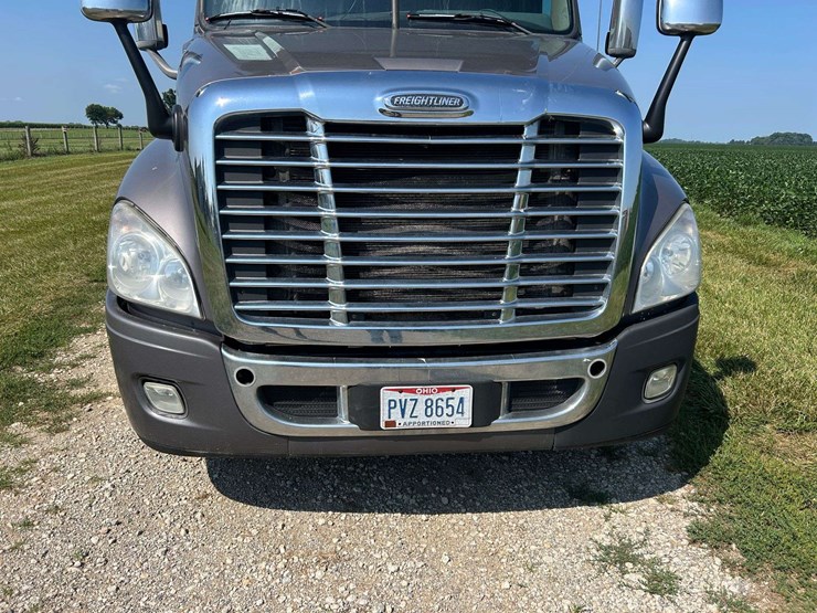 2012-freightliner-cascadia-semi-tractor-image-8