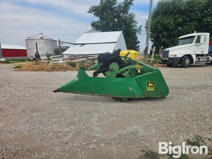 john-deere-220-image-8