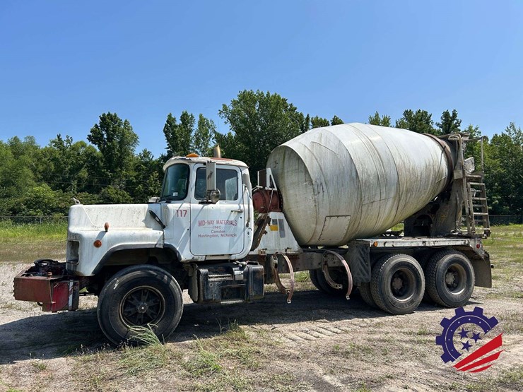1997-mack-dm-concrete-mixer-truck-image-1
