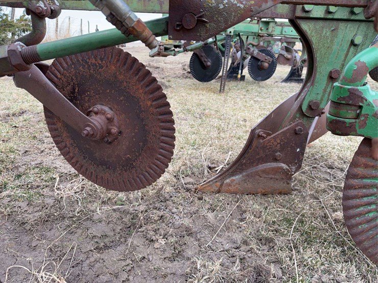 john-deere-pull-type-four-bottom-plow-image-19